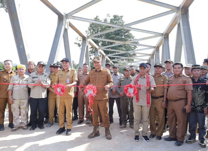 Photo of Resmikan Jembatan Karab di Simpang Dua, Bupati Ketapang Tegaskan Komitmen Infrastruktur Merata