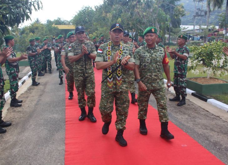Photo of Tekankan Prajurit Jaga Kemanunggalan TNI-Rakyat, Danrem 121/Abw Dampingi Pangdam XII/Tpr Kunker ke Kodim 1202/Singkawang