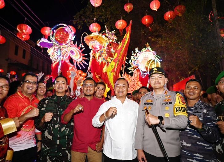 Photo of Lampion, Doa, dan Persatuan: Malam Cap Go Meh yang Menghangatkan Ketapang