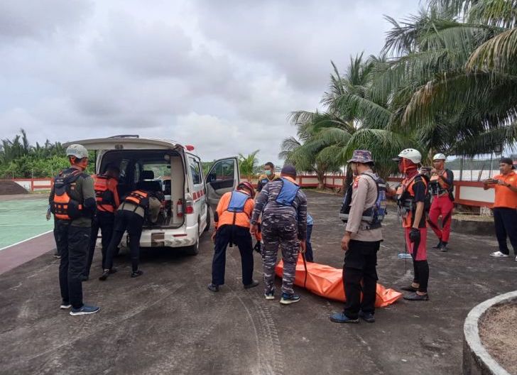 Photo of Tiga Hari Pencarian Tanpa Henti, Prajurit Posal Delta Pawan Jajaran Kodaeral XII Temukan Korban di Perairan Ketapang