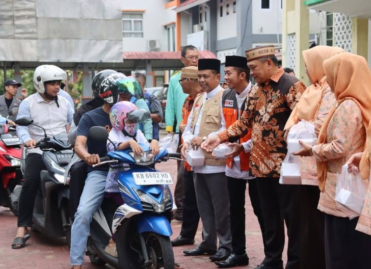 Photo of Kabid Penais Zawa Kemenag Kalbar: Gerakan 2.000 Takjil Ramadan Wujud Kolaborasi Zakat untuk Umat