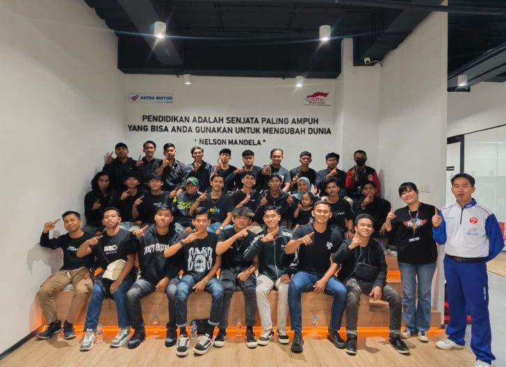 Photo of Usai Ikuti Safety Riding Education Astra Motor Kalbar, Komunitas Motor Naik Level dengan Kemampuan Prediksi Bahaya 