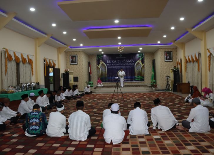 Photo of Buka Puasa Bersama MUI Kalbar, Kakanwil Kemenag Apresiasi Peran Ulama dalam Menjaga Kerukunan