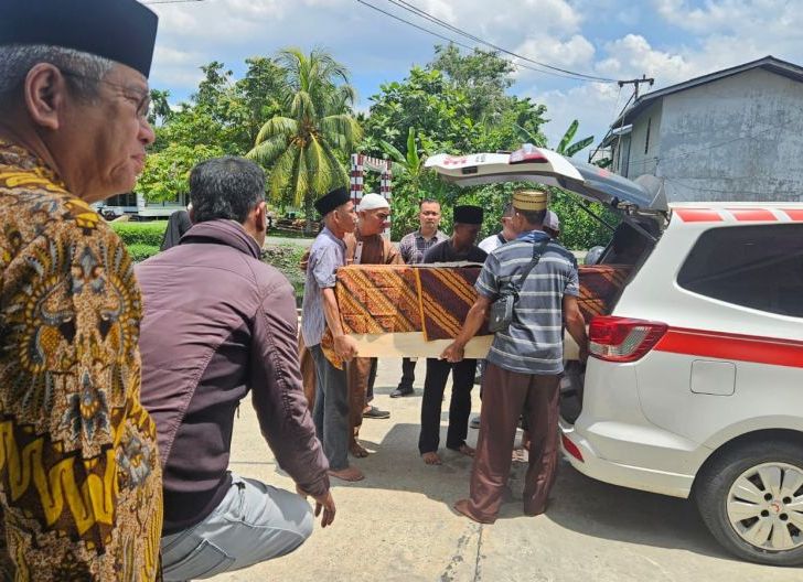 Photo of Duka Santri Azizi, Ketua KAHMI Kalbar Harisson Beri Dukungan untuk Keluarga
