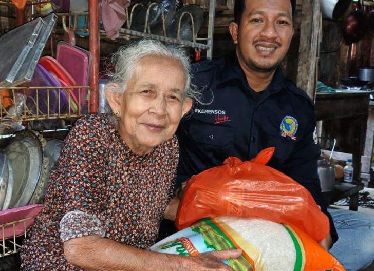Photo of DPC F HUKATAN KSBSI Bengkayang Salurkan Sembako Bagi Lansia dan Warga Kurang Mampu Jelang Idul Fitri