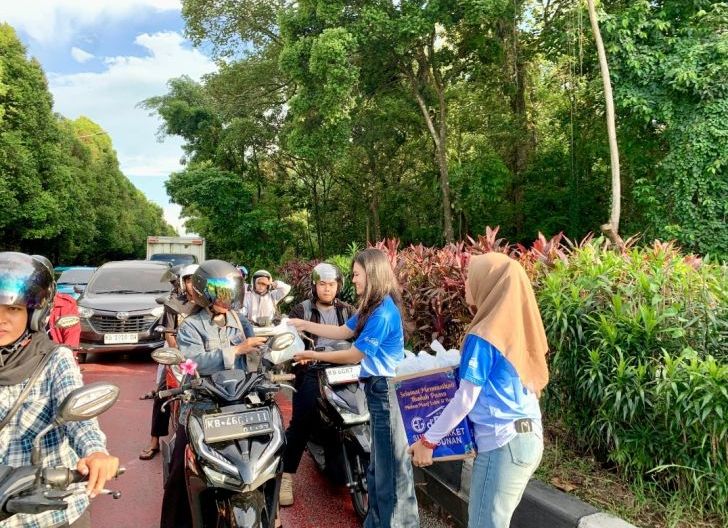 Photo of d'BIG Pontianak Berbagi Takjil Ramadan, Pererat Hubungan dengan Masyarakat