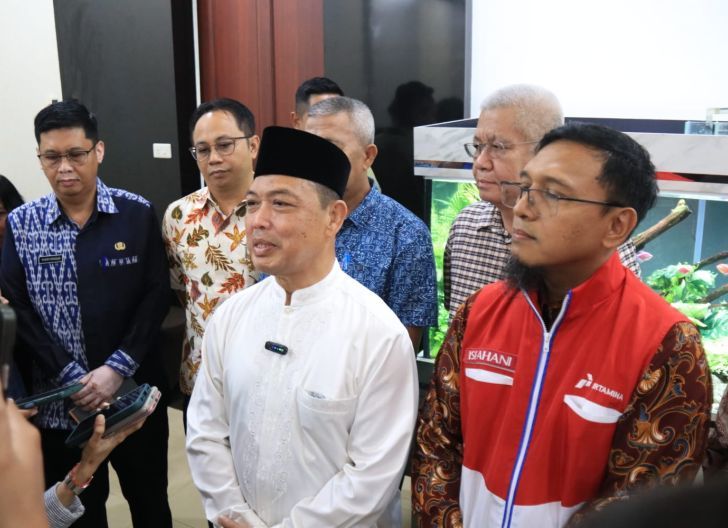 Photo of Gubernur Kalbar Ria Norsan Pastikan Stok BBM Kalbar Aman