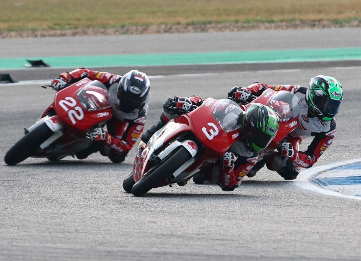 Photo of Pembalap Astra Honda Tancap Gas di Seri Perdana Moto4 Asia Cup