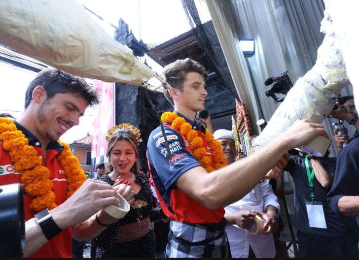 Photo of Tiba di Bali, Tari Kecak Sambut Kedatangan Pembalap Honda MotoGP Dilanjutkan Semarak Kopdar Bikers Bersama AHM