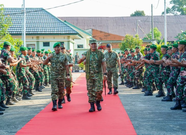Photo of Kunjungan Kerja di Kodim Sambas, Pangdam XII/Tpr Ingatkan Prajurit: Jauhi Pelanggaran, Jadilah Solusi bagi Rakyat