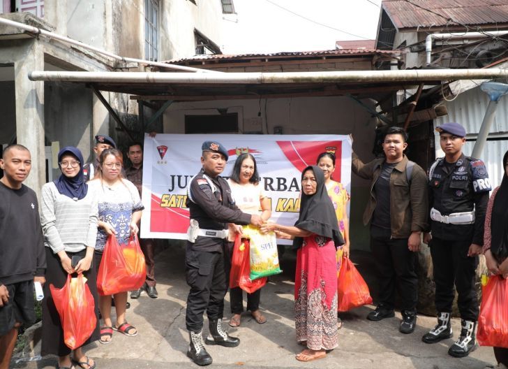 Photo of Kembali Beraksi, Satbrimob Polda Kalbar Salurkan Bantuan Jumat Berkah untuk Warga Kurang Mampu di Pontianak