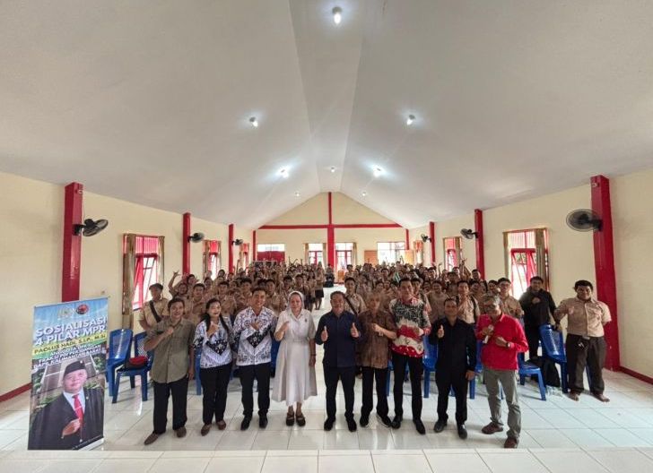 Photo of Anggota DPR RI Fraksi PDI Perjuangan Paolus Hadi Sosialisasi Empat Pilar Kebangsaan di SMK Keling Kumang