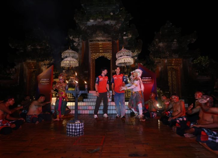 Photo of Sambut Kedatangan Pembalap Honda MotoGP, AHM Persembahkan Tari Kecak dan Dilanjutkan Kopdar Bikers 