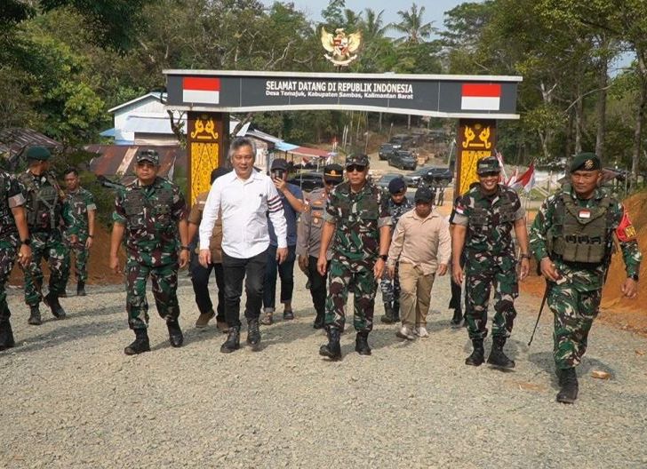 Photo of Kunjungan di Pos wilayah Perbatasan RI-Malaysia Danrem 121/Abw Dampingi Pangdam XII/Tpr: Selalu Jaga Kedaulatan Negara