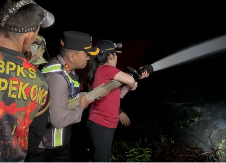 Photo of Tim Gabungan Singkawang Berjibaku Padamkan Kebakaran Lahan di Singkawang