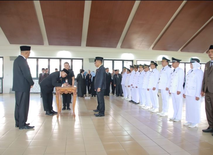 Photo of Bupati Bengkayang Lantik 131 Pejabat, Tekankan Disiplin Digital