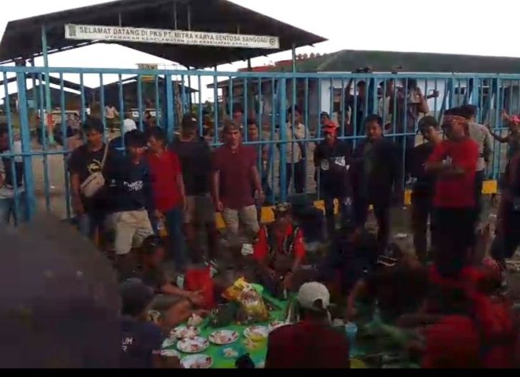 Photo of Ratusan Warga Gelar Aksi Demo di PT MKS Noyan