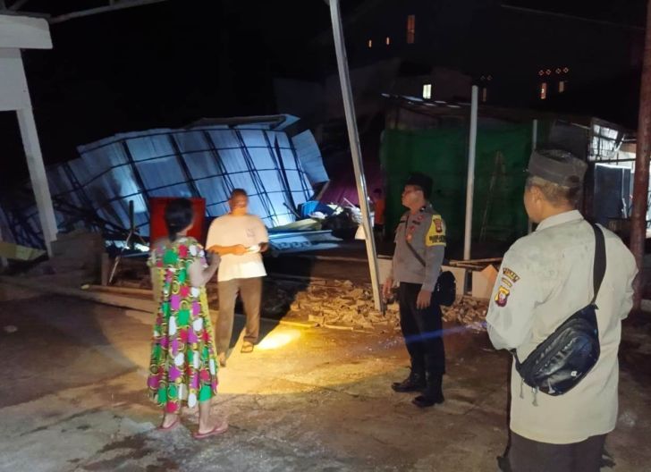 Photo of Ruko Ambruk Diterjang Pergerakan Tanah di Mukok, Tidak ada Korban Jiwa