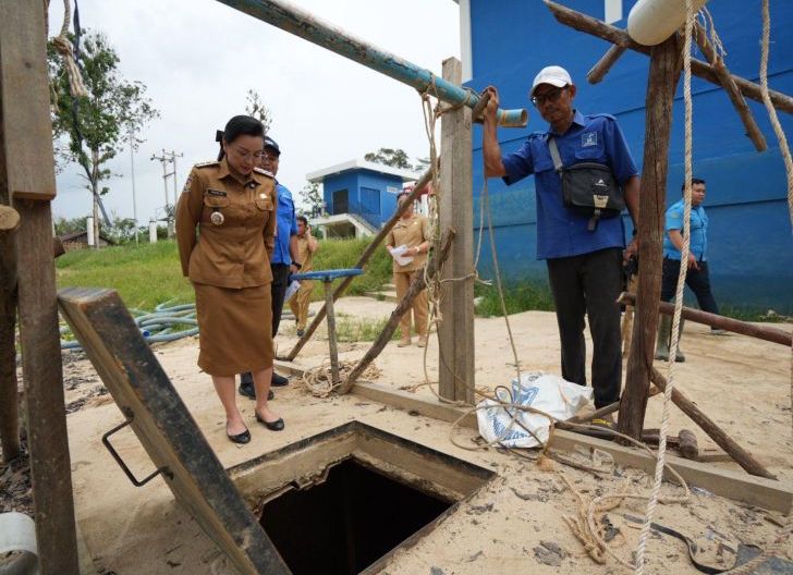 Photo of Kemarau Tekan Pasokan Air di Ngabang, Karolin Turun Langsung Cari Solusi