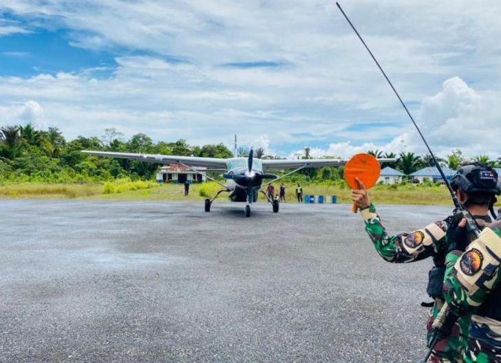Photo of Kawal Urat Nadi Pedalaman, Satgas Yon Parako 466 Pasgat Bantu Operasional Penerbangan Perintis di Distrik Manggelum