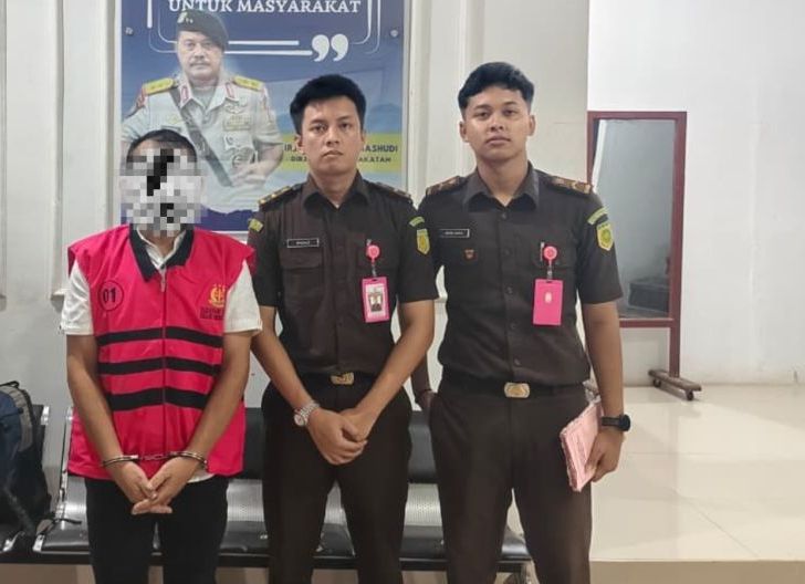 Photo of Kejari Bengkayang Tahan Tersangka Korupsi Proyek Jalan, Kerugian Negara Rp1 Miliar