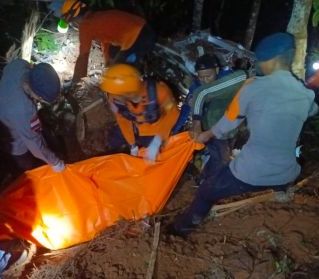 Satbrimob Polda Kalbar Temukan Lokasi Jatuhnya Helikopter di Bukit Puntak Sekadau