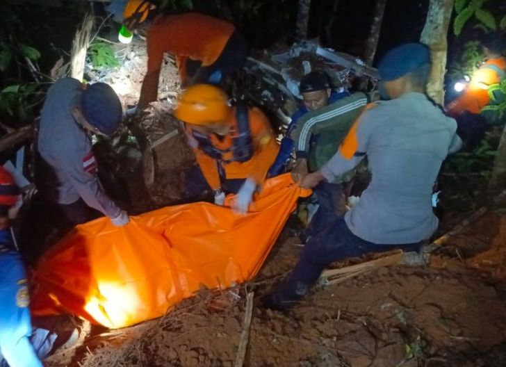 Photo of Satbrimob Polda Kalbar Temukan Lokasi Jatuhnya Helikopter di Bukit Puntak Sekadau