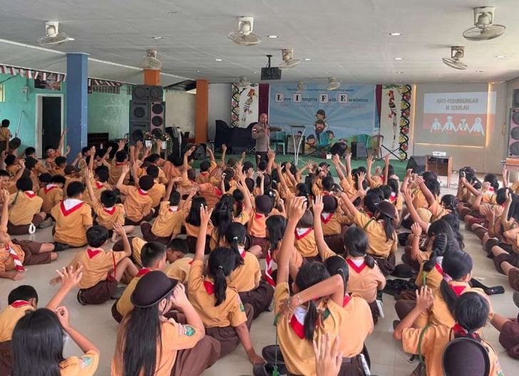 Photo of Cegah Bullying Sejak Dini, Polsek Sekayam Edukasi Ratusan Siswa SD Kristen Bukit Pengharapan
