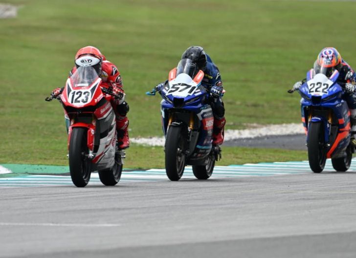 Photo of Pembalap AHRT Melaju di ARRC Sepang dan Berikan Kebanggaan Bangsa 