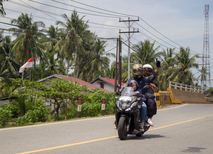 Photo of Instruktur Safety Riding Astra Motor Kalbar Berikan Tips Aman dan Nyaman Berkendara Boncengan di Jalan Raya 