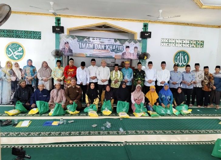 Photo of Dari Lemukutan untuk Umat: Penguatan Imam dan Khatib Menggema, Al-Qur’an Dikirab sebagai Cahaya Peradaban