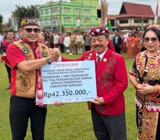 Bank Kalbar Sanggau Berikan Bantuan 1 Unit Kendaraan Pengangkut Sampah Melalui Program CSR Peduli Lingkungan
