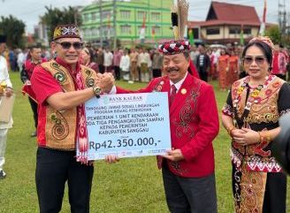 Bank Kalbar Sanggau Berikan Bantuan 1 Unit Kendaraan Pengangkut Sampah Melalui Program CSR Peduli Lingkungan