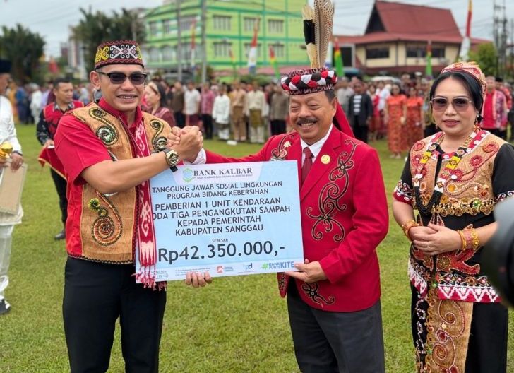 Photo of Bank Kalbar Sanggau Berikan Bantuan 1 Unit Kendaraan Pengangkut Sampah Melalui Program CSR Peduli Lingkungan