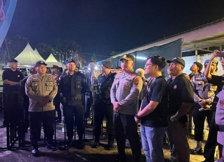 Photo of Ciptakan Suasana Aman dan Nyaman, Satbrimob Polda Kalbar Amankan Festival Musik di Kubu Raya