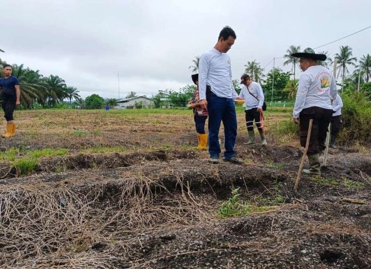 Photo of Dari Lahan Demplot ke Ketahanan Pangan, Polsek Mukok Bergerak Bersama Masyarakat