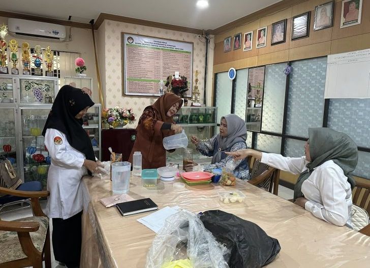 Photo of DWP Kanwil Kemenag Kalbar Panen Eco Enzyme, Lanjut Produksi Baru untuk Pemberdayaan Ekonomi