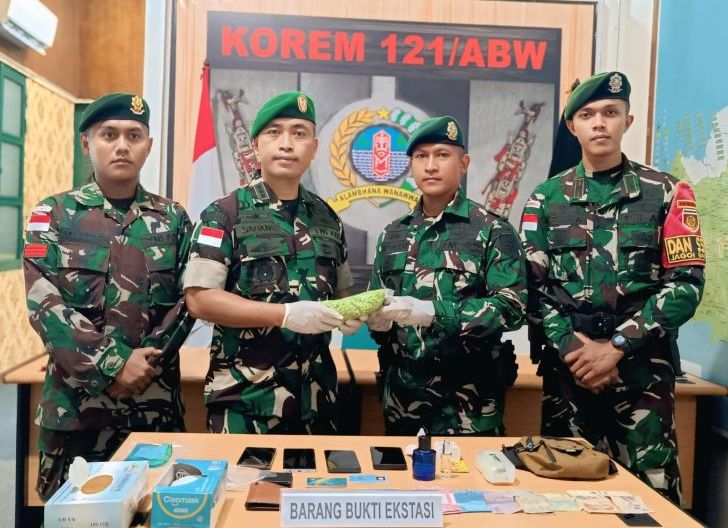 Photo of Mewakili Danrem, Kasrem 121/Abw Terima Barang Bukti 1.664 Butir Ekstasi Hasil Gagalkan Penyelundupan di Perbatasan RI–Malaysia
