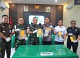 Photo of Gagalkan Penyelundupan 1.659 Butir Ekstasi di Perbatasan, Danrem 121/Abw Serahkan Pelaku dan Barang Bukti ke BNNP Kalbar