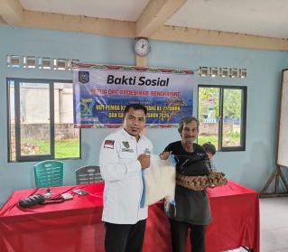 APDESI Bengkayang Salurkan Bantuan Sembako untuk Warga Kurang Mampu  di Sungai Betung