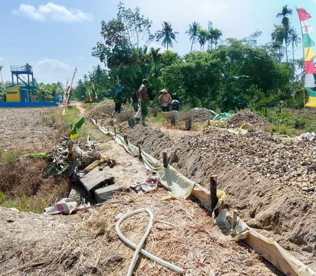 Satgas TMMD Ke-128 Kodim 1202/Skw Bersama Warga Bangun Rabat Beton