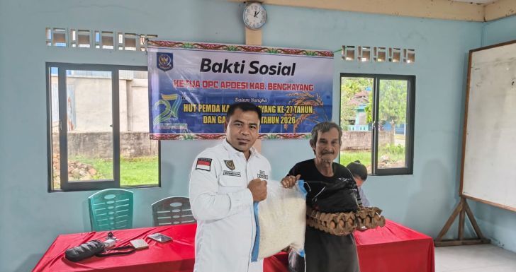 APDESI Bengkayang Salurkan Bantuan Sembako untuk Warga Kurang Mampu  di Sungai Betung