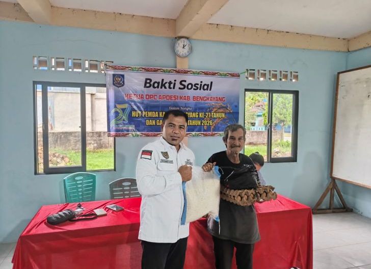 Photo of APDESI Bengkayang Salurkan Bantuan Sembako untuk Warga Kurang Mampu  di Sungai Betung