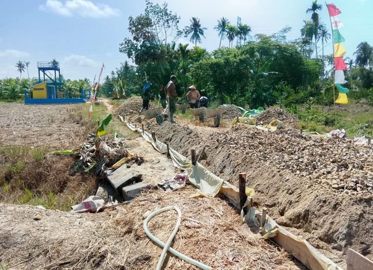 Photo of Satgas TMMD Ke-128 Kodim 1202/Skw Bersama Warga Bangun Rabat Beton