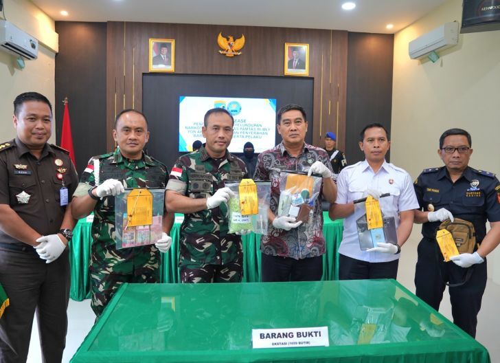 Photo of Gagalkan Penyelundupan 1.659 Butir Ekstasi di Perbatasan, Danrem 121/Abw Serahkan Pelaku dan Barang Bukti ke BNNP Kalbar