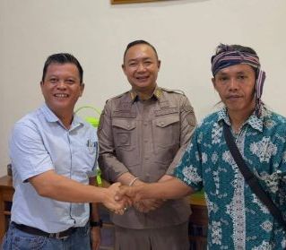 Sentuhan Dingin Bupati Alexander Wilyo, Polemik PT MP dan Kepala Adat Berakhir Damai