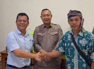 Sentuhan Dingin Bupati Alexander Wilyo, Polemik PT MP dan Kepala Adat Berakhir Damai