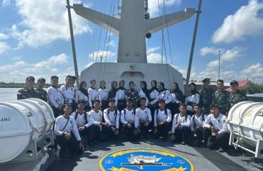 Kodaeral XII Tanamkan Semangat Kebaharian, Calon Paskibraka Ketapang Kunjungi KRI Sembilang-850