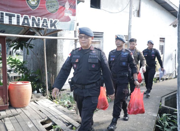 Photo of Brimob Polda Kalbar Rutin Gelar Jum’at Berkah, Salurkan Bantuan dan Perkuat Kederkatan dengan Masyarakat