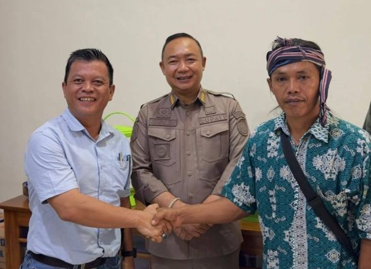 Photo of Sentuhan Dingin Bupati Alexander Wilyo, Polemik PT MP dan Kepala Adat Berakhir Damai